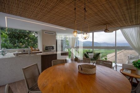 Casa de condomínio à venda com 450m², 4 quartos e 2 vagas Casa de condomínio à venda com 450m², 4 quartos e 2 vagasÁrea Gourmet