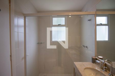 Casa de condomínio à venda com 450m², 4 quartos e 2 vagas Casa de condomínio à venda com 450m², 4 quartos e 2 vagasBanheiro da Suíte 2