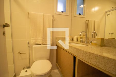 Casa de condomínio à venda com 450m², 4 quartos e 2 vagas Casa de condomínio à venda com 450m², 4 quartos e 2 vagasBanheiro da Suíte 4