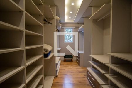 Casa de condomínio à venda com 450m², 4 quartos e 2 vagas Casa de condomínio à venda com 450m², 4 quartos e 2 vagasCloset da Suíte 2