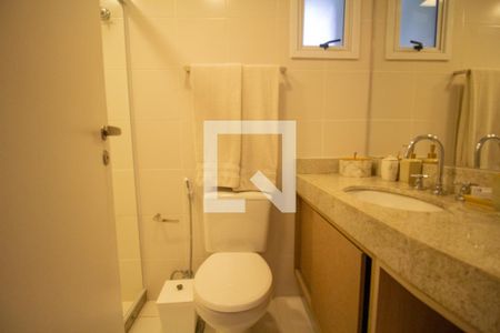 Casa de condomínio à venda com 450m², 4 quartos e 2 vagas Casa de condomínio à venda com 450m², 4 quartos e 2 vagasBanheiro da Suíte 4