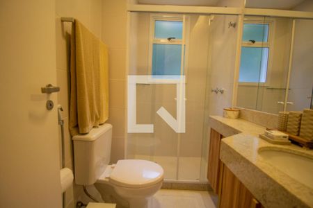 Casa de condomínio à venda com 450m², 4 quartos e 2 vagas Casa de condomínio à venda com 450m², 4 quartos e 2 vagasBanheiro da Suíte 1