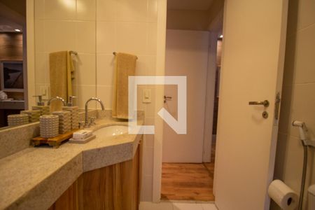 Casa de condomínio à venda com 450m², 4 quartos e 2 vagas Casa de condomínio à venda com 450m², 4 quartos e 2 vagasBanheiro da Suíte 1