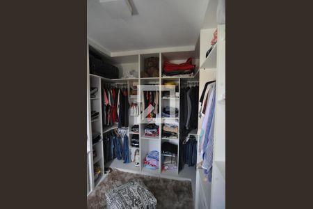 Casa à venda com 247m², 4 quartos e 4 vagasCloset