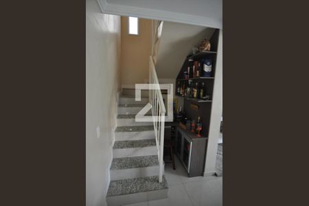 Casa à venda com 247m², 4 quartos e 4 vagasEscada de Acesso ao Segundo Andar