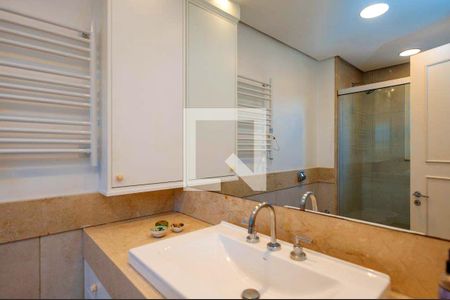 Casa à venda com 350m², 4 quartos e 4 vagas Casa à venda com 350m², 4 quartos e 4 vagasBanheiro da Suíte 1