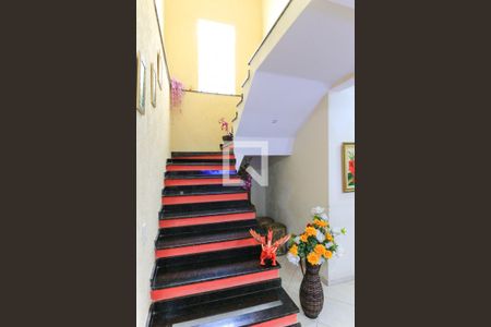 Casa para alugar com 225m², 2 quartos e 2 vagasEscada