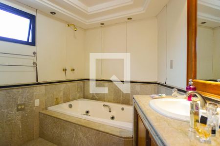 Apartamento à venda com 420m², 4 quartos e 2 vagas Apartamento à venda com 420m², 4 quartos e 2 vagasBanheiro da Suíte 1