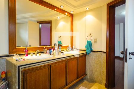 Apartamento à venda com 420m², 4 quartos e 2 vagas Apartamento à venda com 420m², 4 quartos e 2 vagasBanheiro da Suíte 1