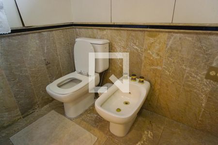 Apartamento à venda com 420m², 4 quartos e 2 vagas Apartamento à venda com 420m², 4 quartos e 2 vagasBanheiro da Suíte 1