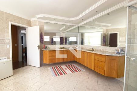 Casa de condomínio à venda com 420m², 4 quartos e 4 vagasBanheiro da Suíte master