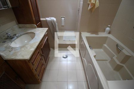 Casa à venda com 342m², 5 quartos e 4 vagasBanheiro da Suíte 1