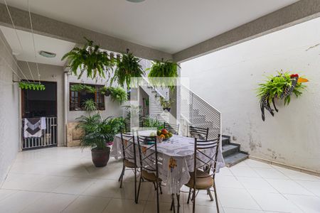 Casa à venda com 300m², 3 quartos e 2 vagas Casa à venda com 300m², 3 quartos e 2 vagasQuintal Fundos