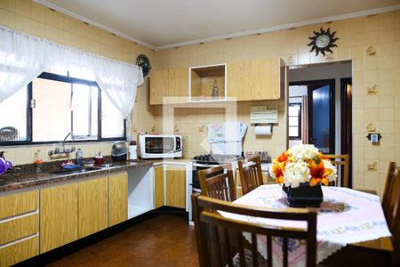 Casa à venda com 318m², 6 quartos e 4 vagas Casa à venda com 318m², 6 quartos e 4 vagasCozinha