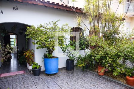 Casa à venda com 318m², 6 quartos e 4 vagas Casa à venda com 318m², 6 quartos e 4 vagasQuintal da Frente