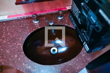 Casa à venda com 318m², 6 quartos e 4 vagas Casa à venda com 318m², 6 quartos e 4 vagasBanheiro Social 2