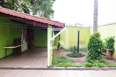 Casa à venda com 318m², 6 quartos e 4 vagas Casa à venda com 318m², 6 quartos e 4 vagasQuintal e Churrasqueira