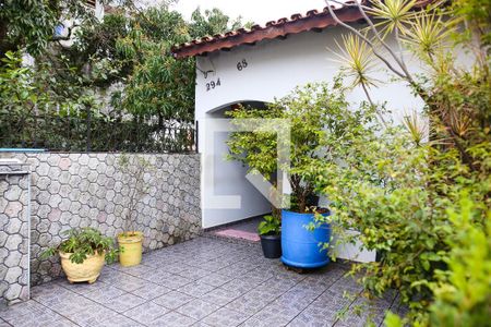 Casa à venda com 318m², 6 quartos e 4 vagas Casa à venda com 318m², 6 quartos e 4 vagasQuintal da Frente