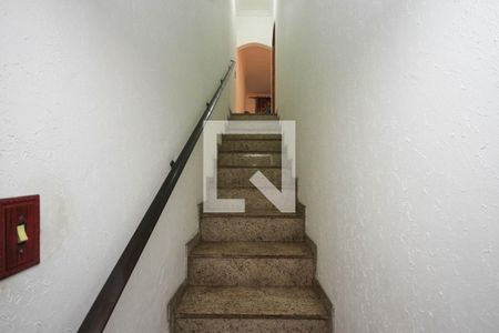 Casa à venda com 300m², 5 quartos e 2 vagas Casa à venda com 300m², 5 quartos e 2 vagasEscada