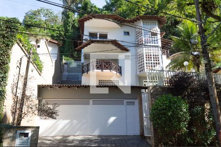 Casa à venda com 370m², 4 quartos e 2 vagas Casa à venda com 370m², 4 quartos e 2 vagasFachada