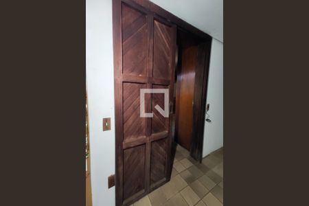 Casa à venda com 500m², 4 quartos e 4 vagas Casa à venda com 500m², 4 quartos e 4 vagasCozinha e Área de Serviço
