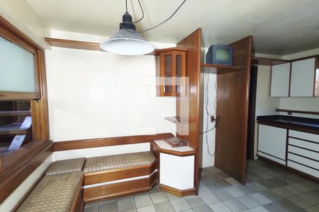 Casa à venda com 500m², 4 quartos e 4 vagas Casa à venda com 500m², 4 quartos e 4 vagasCozinha e Área de Serviço