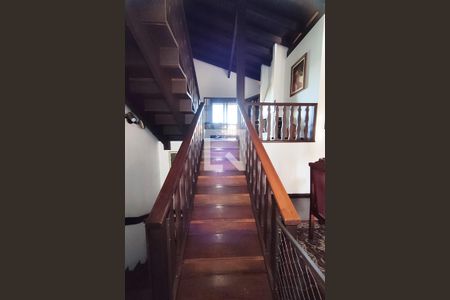 Casa à venda com 350m², 4 quartos e 2 vagasEscada