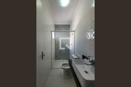Banheiro  Suíte 1 de casa de condomínio para alugar com 2 quartos, 66m² em Vila Monumento, São Paulo