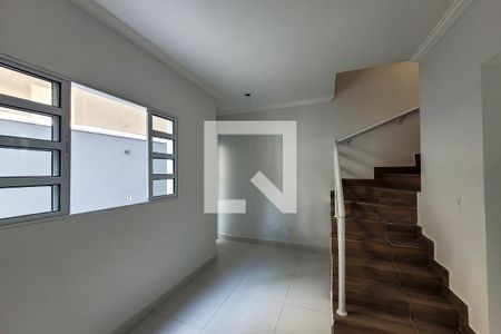 Sala de Estar de casa de condomínio para alugar com 2 quartos, 66m² em Vila Monumento, São Paulo