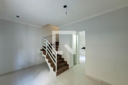 Sala de Estar de casa de condomínio para alugar com 2 quartos, 66m² em Vila Monumento, São Paulo
