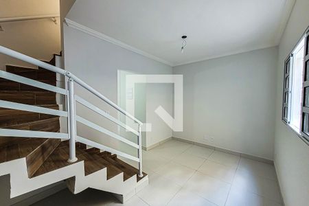 Sala de Estar de casa de condomínio para alugar com 2 quartos, 66m² em Vila Monumento, São Paulo