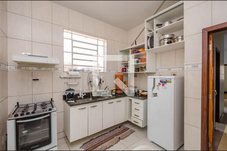 Casa à venda com 360m², 4 quartos e 2 vagas Casa à venda com 360m², 4 quartos e 2 vagasCozinha