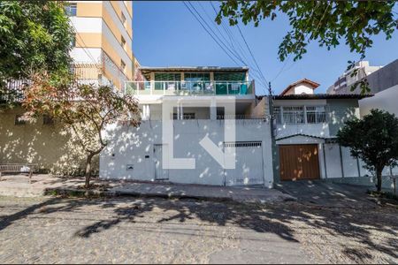 Casa à venda com 360m², 4 quartos e 2 vagas Casa à venda com 360m², 4 quartos e 2 vagasFachada
