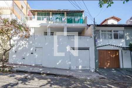 Casa à venda com 360m², 4 quartos e 2 vagas Casa à venda com 360m², 4 quartos e 2 vagasFachada