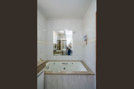 Casa à venda com 360m², 4 quartos e 2 vagas Casa à venda com 360m², 4 quartos e 2 vagasBanheiro Social 1