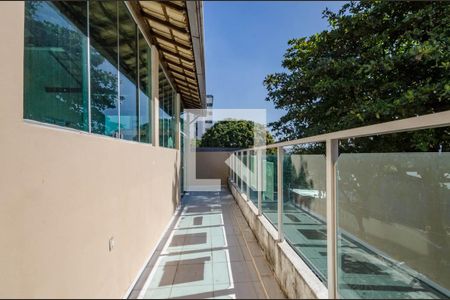 Casa à venda com 360m², 4 quartos e 2 vagas Casa à venda com 360m², 4 quartos e 2 vagasVaranda Sala