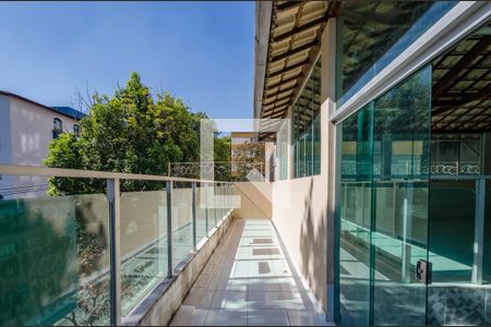 Casa à venda com 360m², 4 quartos e 2 vagas Casa à venda com 360m², 4 quartos e 2 vagasVaranda Sala