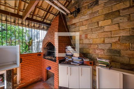 Casa à venda com 360m², 4 quartos e 2 vagas Casa à venda com 360m², 4 quartos e 2 vagasChurrasqueira