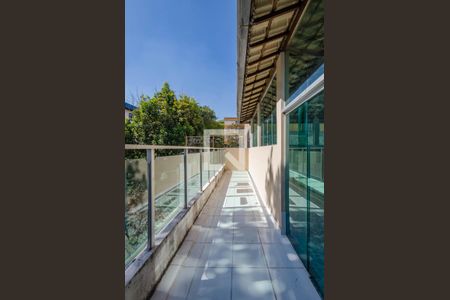 Casa à venda com 360m², 4 quartos e 2 vagas Casa à venda com 360m², 4 quartos e 2 vagasVaranda Sala