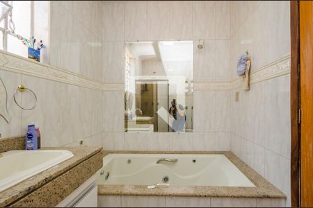 Casa à venda com 360m², 4 quartos e 2 vagas Casa à venda com 360m², 4 quartos e 2 vagasBanheiro Social 1