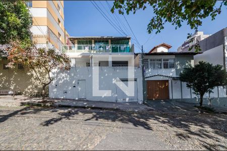 Casa à venda com 360m², 4 quartos e 2 vagas Casa à venda com 360m², 4 quartos e 2 vagasFachada