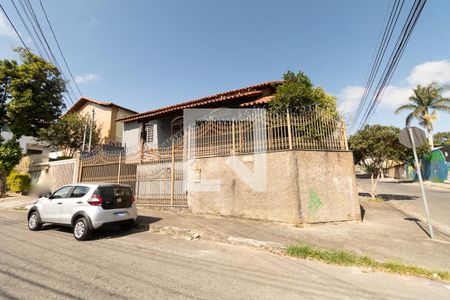 Casa à venda com 122m², 3 quartos e 2 vagas Casa à venda com 122m², 3 quartos e 2 vagasFachada