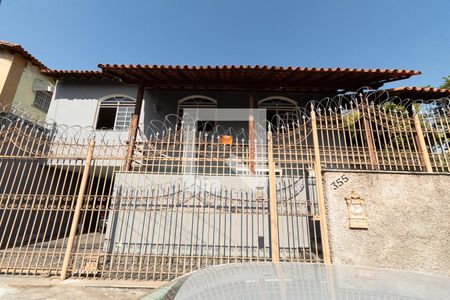 Casa à venda com 122m², 3 quartos e 2 vagas Casa à venda com 122m², 3 quartos e 2 vagasFachada