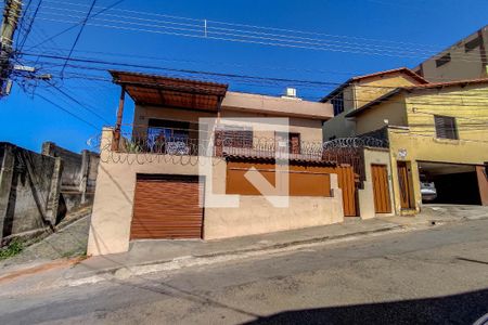 Casa à venda com 325m², 3 quartos e 1 vaga Casa à venda com 325m², 3 quartos e 1 vagaFachada