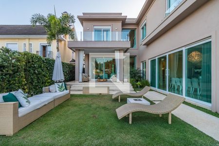 Casa de condomínio à venda com 740m², 5 quartos e 3 vagasQuintal