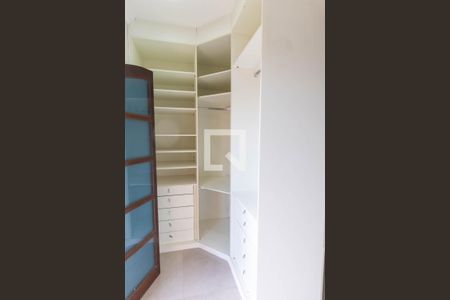 Casa à venda com 300m², 3 quartos e 4 vagas Casa à venda com 300m², 3 quartos e 4 vagasCloset