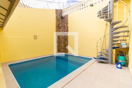 Casa à venda com 300m², 3 quartos e 4 vagas Casa à venda com 300m², 3 quartos e 4 vagasPiscina