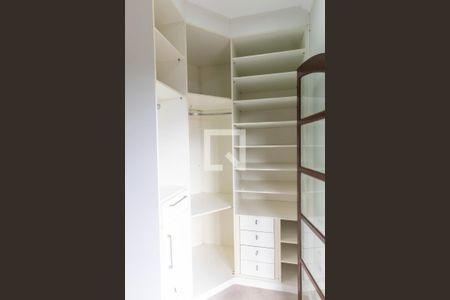 Casa à venda com 300m², 3 quartos e 4 vagas Casa à venda com 300m², 3 quartos e 4 vagasCloset