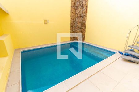 Casa à venda com 300m², 3 quartos e 4 vagas Casa à venda com 300m², 3 quartos e 4 vagasPiscina