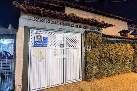 Casa à venda com 149m², 5 quartos e 2 vagas Casa à venda com 149m², 5 quartos e 2 vagasFachada